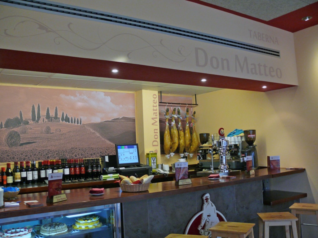 Rótulos y decoración interior de Taberna Don Matteo en Sevilla, Impresión digital de cuadros en azulejos y rotulación exterior de bar