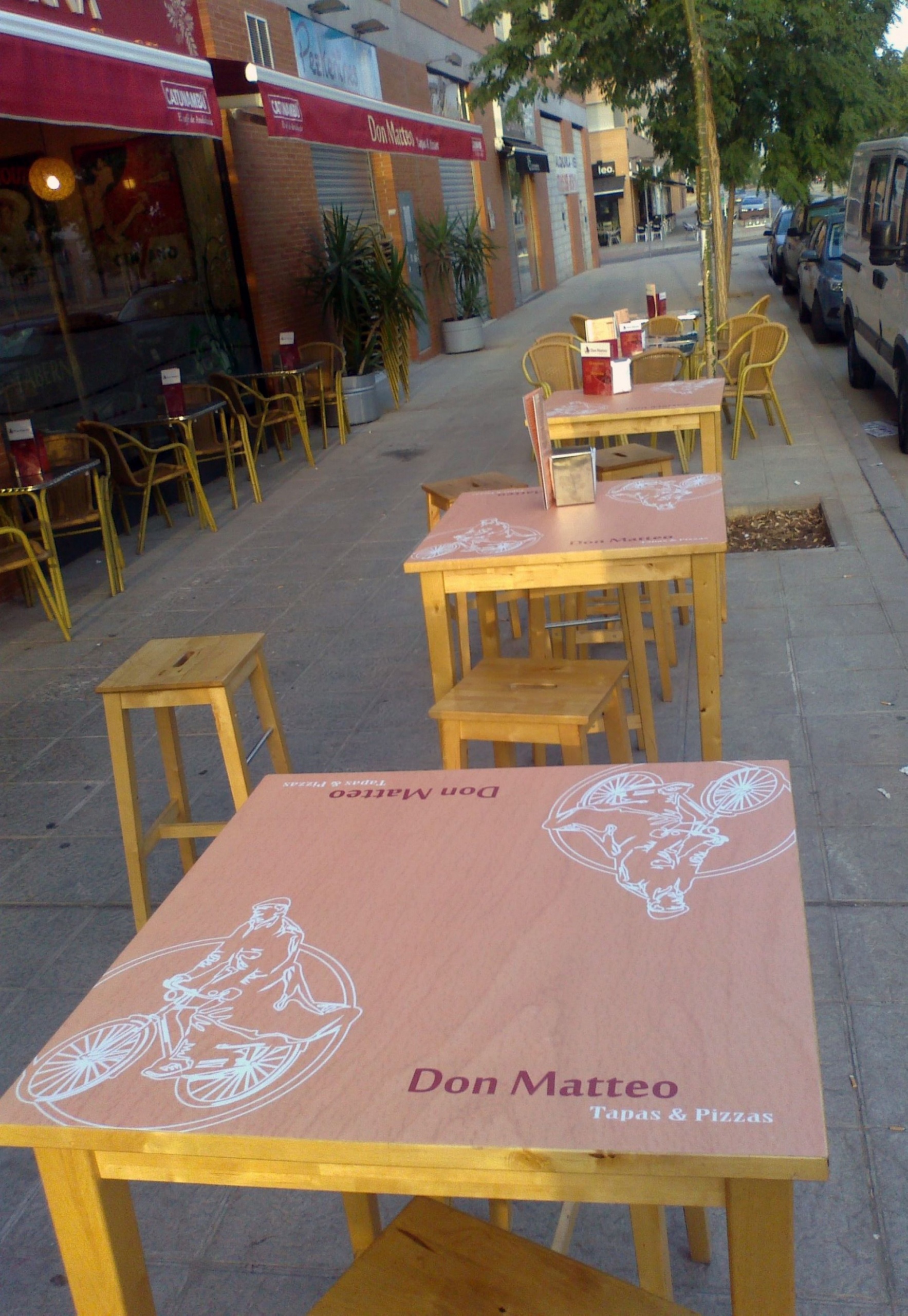 Rótulos y decoración interior de Taberna Don Matteo en Sevilla, Impresión digital de cuadros en azulejos y rotulación exterior de bar